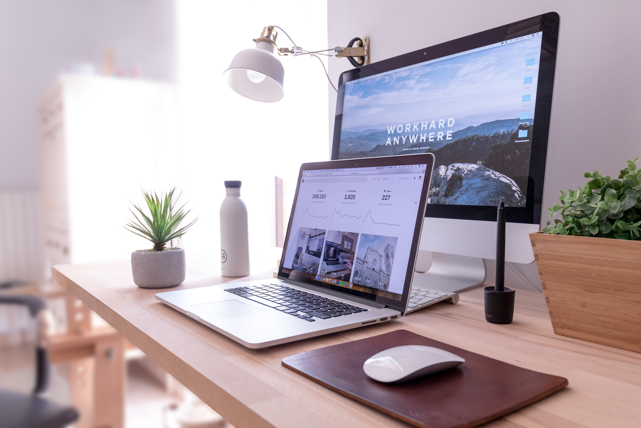 Fotografía de referencia de un espacio de trabajo creativo con computadoras